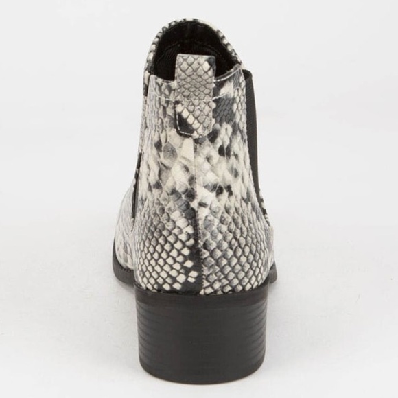 CITY CLASSIFIED Chelsea Snake Embossed Print Black & White Booties Size 7.5 - Picture 3 of 10